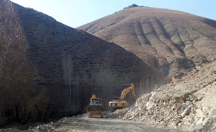 Van Büyükşehir Belediyesi 3 ilçede daha yol çalışmalarını tamamladı