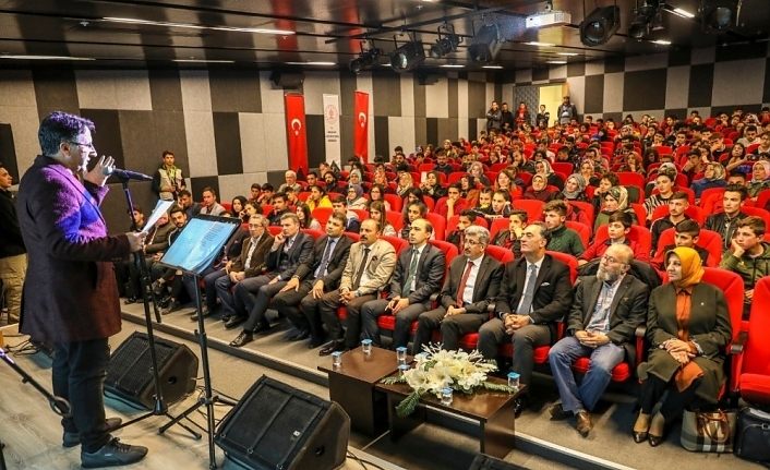 Vanlı öğrenciler müzeyi gezip şiir ve türkü etkinliğine katıldı
