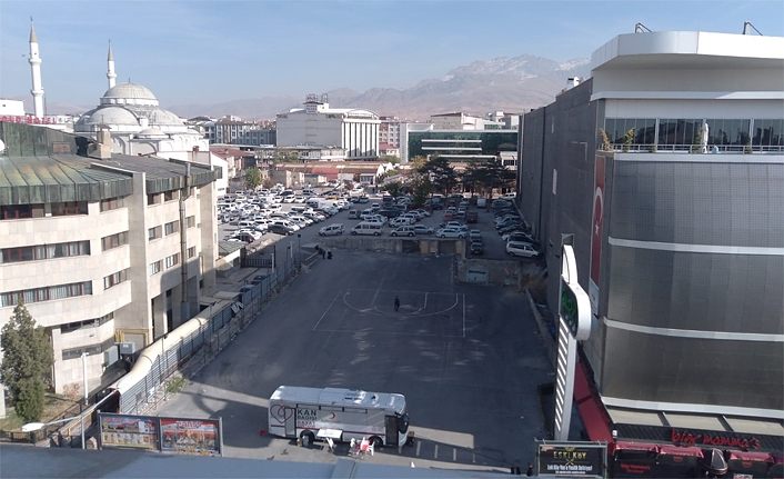 Vanlılar Kent Meydanı Projesi'nin tamamlanmasını bekliyor