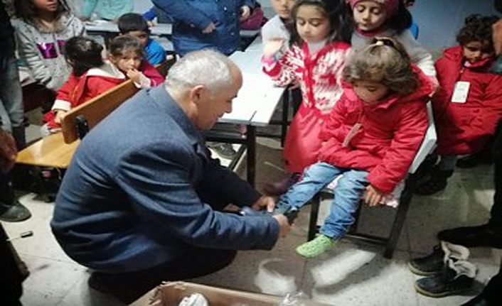 Çaldıran Belediyesi’nden 400 öğrenciye bot ve mont yardımı 