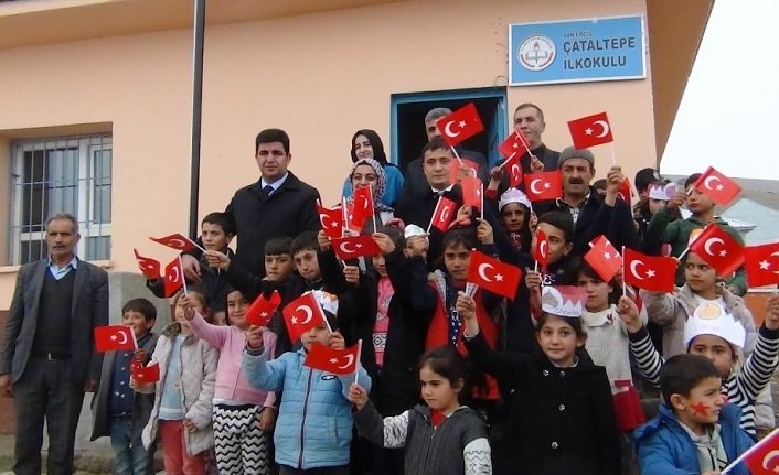 Çocuklardan Başkan Vekili Mehmetbeyoğlu’na bayraklı karşılama