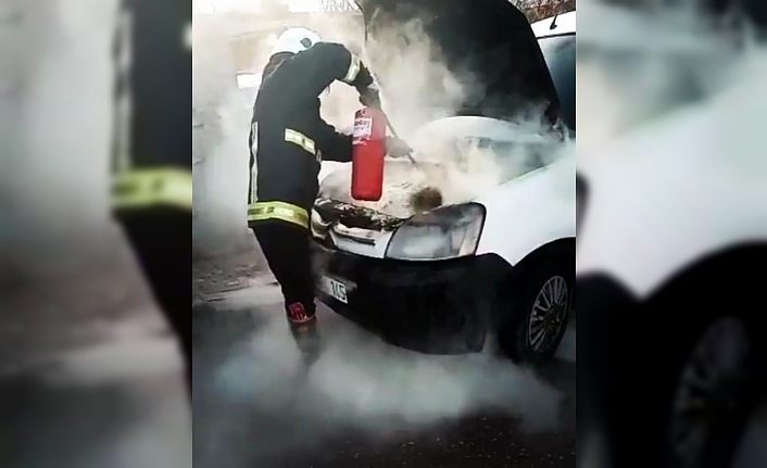 Park halinde kamyonetin motoru yandı
