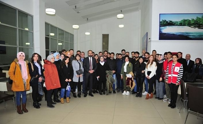 Rektör Şevli, "Çaylar Bizden, Sohbet Sizden" etkinliğinde öğrencilerle buluştu
