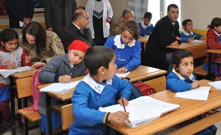 Van'da kadın astsubaylardan okul ziyareti