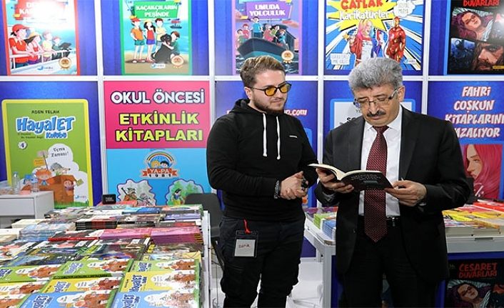 Van Valisi Bilmez rekor katılım sağlanan kitap fuarını ziyaret etti