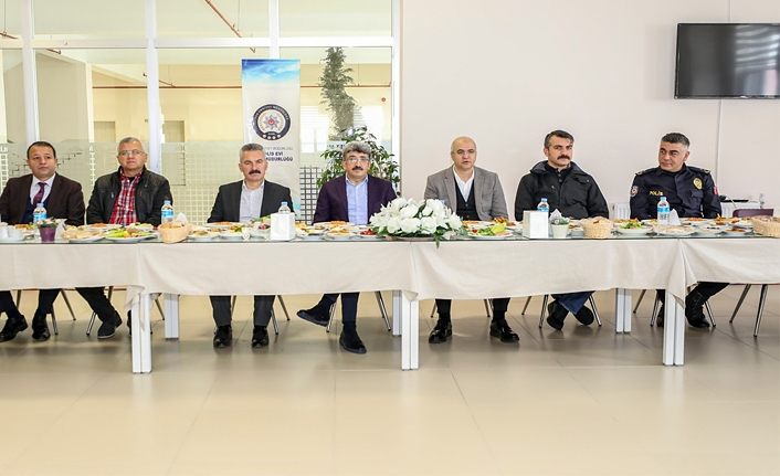 Van Valisi Mehmet Emin Bilmez Çevik Kuvvet ekipleriyle bir araya geldi