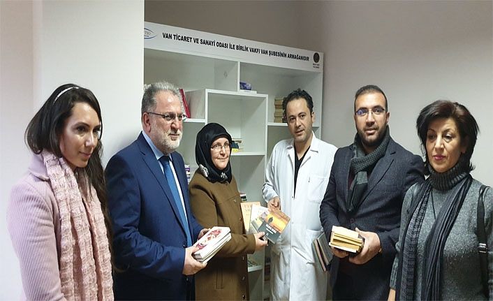 Van YYÜ Dursun Odabaş Tıp Merkezi kitaplığına Necla Arpa Gülaçar’dan kitap hediyesi