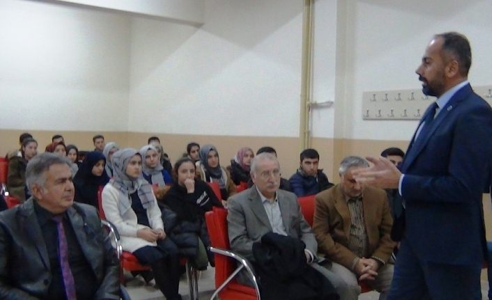 YYÜ Rektörü Şevli, Erciş’te öğrencilerle buluştu