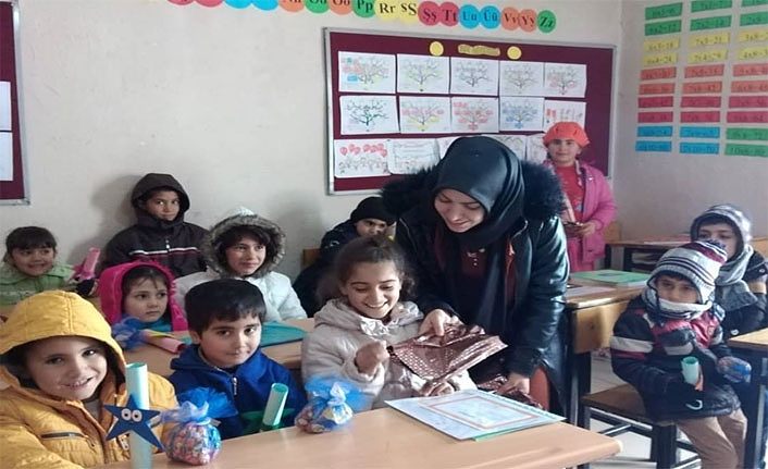 AK Parti Muradiye Eski Kadın Kolları Başkanı Esengül Kibar öğrencileri hediyesiz bırakmadı