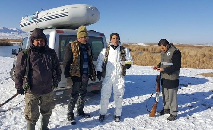 DKMP ekipleri, bir taraftan doğaya yem bırakırken, bir taraftan da avcıları denetliyor