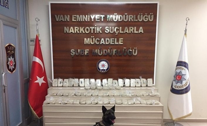 Koyun yüklü kamyonette 32 kilo eroin ele geçirildi