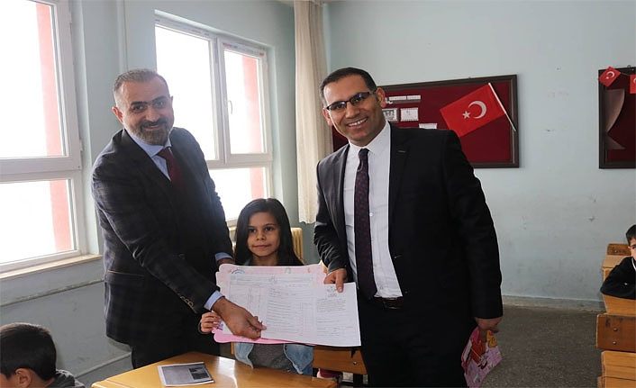 Van Gürpınar'da veliler de öğrencilerle birlikte karne aldı
