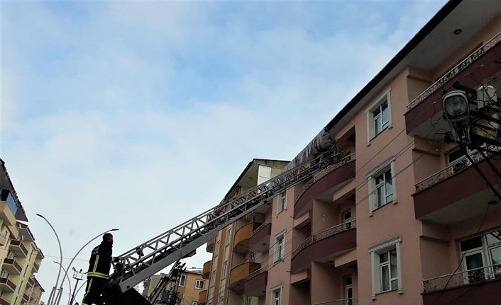 Van Özalp'ta çatılardaki buz sarkıtları temizleniyor