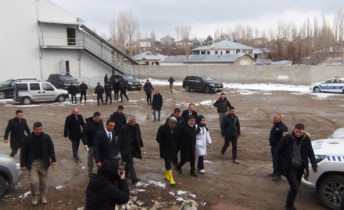Van Valisi Bilmez, Erciş Hayvan Kesim Merkezi’nde incelemelerde bulundu