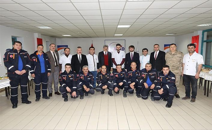 Van Valisi Bilmez yeni yılda AFAD ekiplerini yalnız bırakmadı
