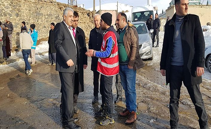 Faruk Alpaslan'dan, Başkale'deki deprem bölgesindeki köylere ziyaret