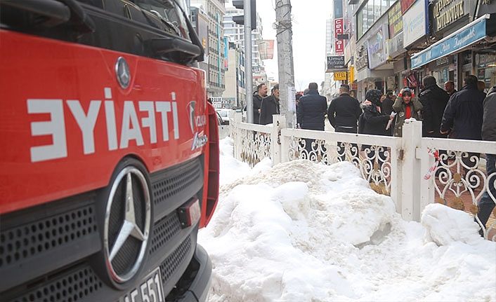 Kar nedeniyle iş merkezinin çatısı çöktü