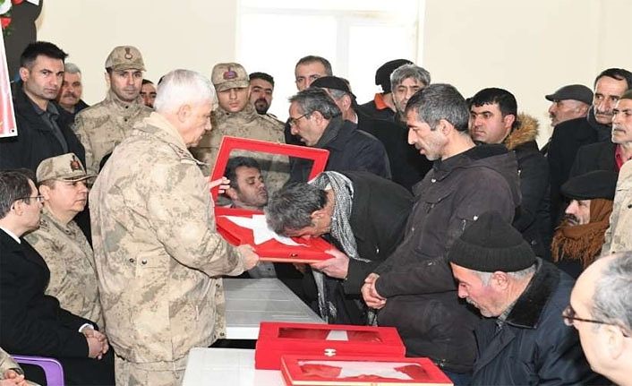 Orgeneral Çetin’den Van'daki şehit ailelerine Türk bayrağı