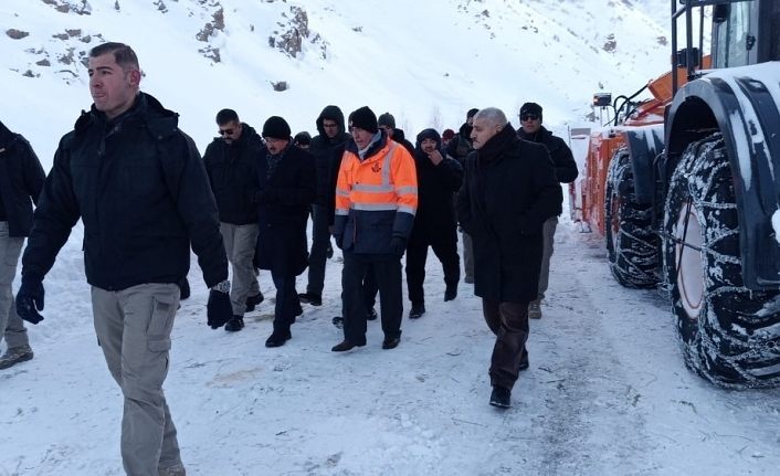 Vali Bilmez Bahçesaray yolunda