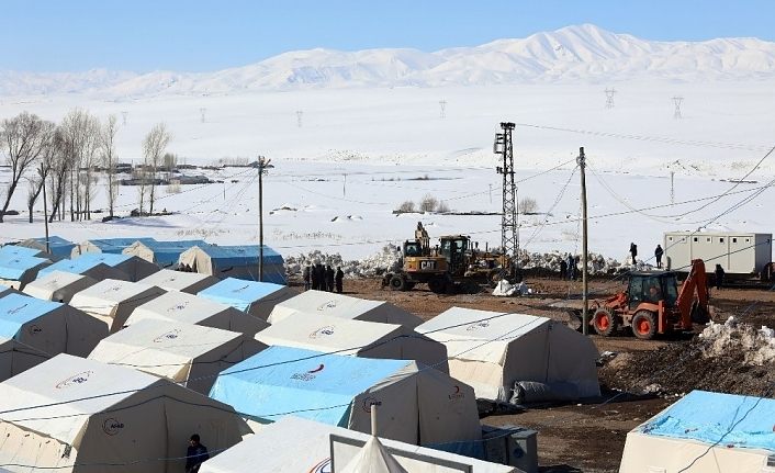 Van Büyükşehir Belediyesi deprem bölgesinde çalışmalarını sürdürüyor