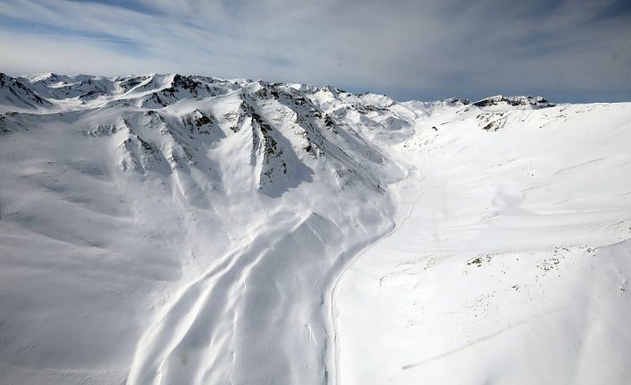 Van'da Çığ altında kalan itfaiye erinin ailesi bölgeyi havadan inceledi