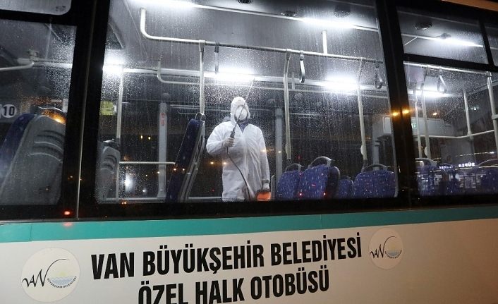Van’da korona virüse karşı toplu taşıma araçlarını ilaçlıyor