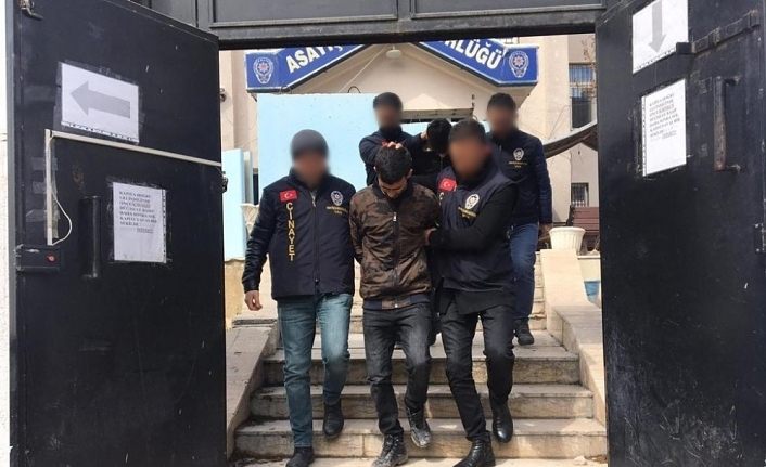 Düzensiz göçmeni gasp eden 2 kişi tutuklandı