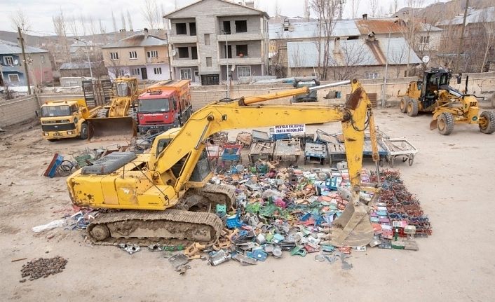 Hileli ve bozuk teraziler  iş makinasıyla imha edildi