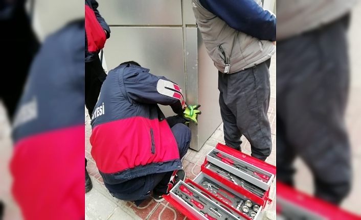 İtfaiye ekipleri sıkışan güvercini kurtardı