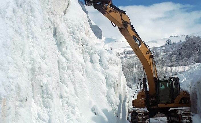 Kar kalınlığının 10 metreyi bulduğu çığ bölgesinde çalışma