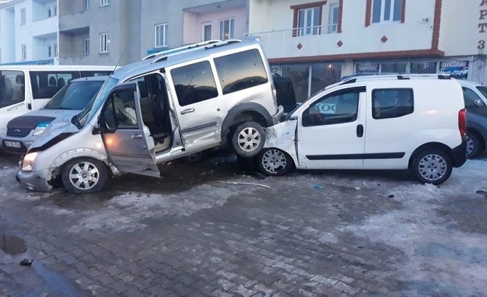 Kontrolden çıkan kamyonet adeta uçtu