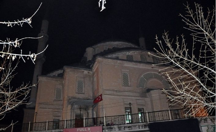 Minarelerden dualar yükseldi