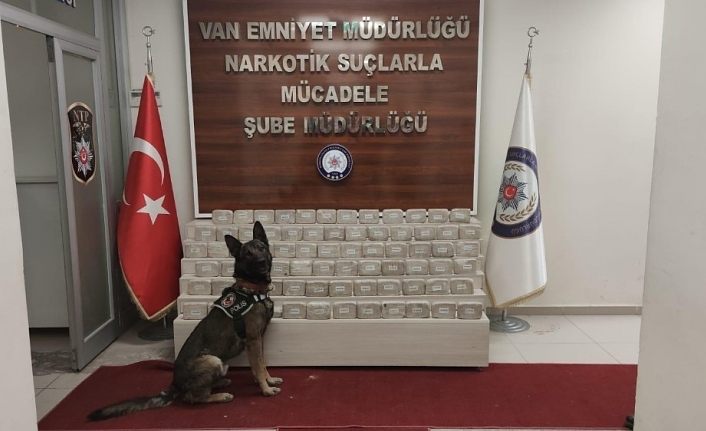 Van'da aracın iç yan döşemesinde 37 kilo 780 gram eroin çıktı