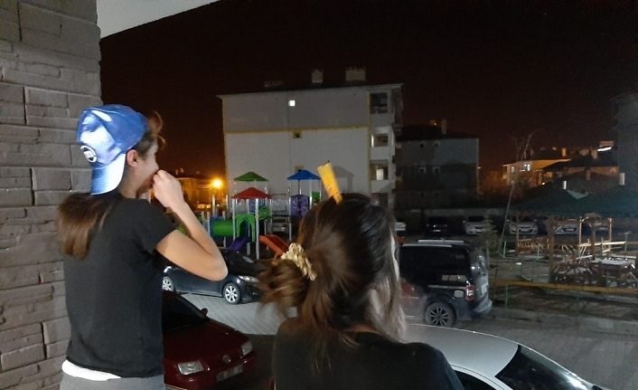 Van’da sağlık çalışanlarına alkışlı destek