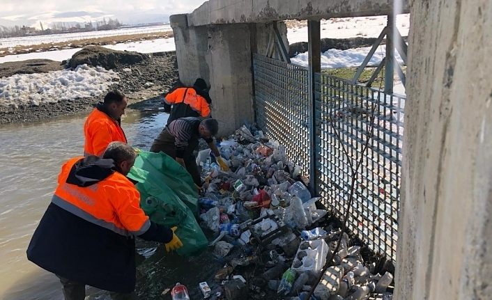 Van’daki dere yataklarında tonlarca çöp toplandı