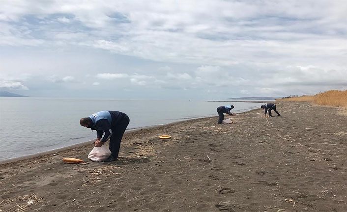Erciş’ te sokak hayvanları ve yabani hayvanlar için doğaya yiyecek bırakılıyor
