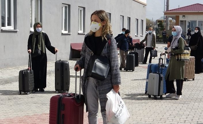 Umman’dan 250 Türk vatandaşı Van’a getirildi