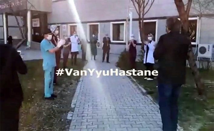 Van YYÜ'de koronavirüs tedavisi biten 16 kişi taburcu oldu