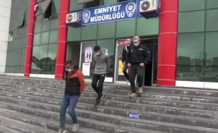 Van’da yol kapatarak ateş yakıp polis araçlarına molotofla saldıran 5 kişi tutuklandı