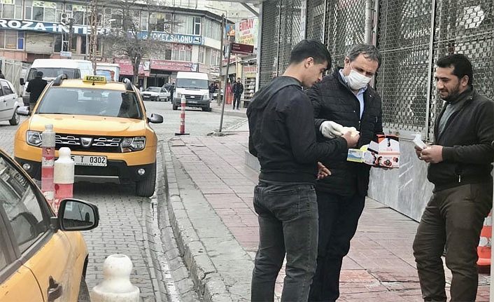 Vanlı İş Adamı Şemsettin Bozkurt, maskesiz çalışanlara maske ve eldiven dağıttı