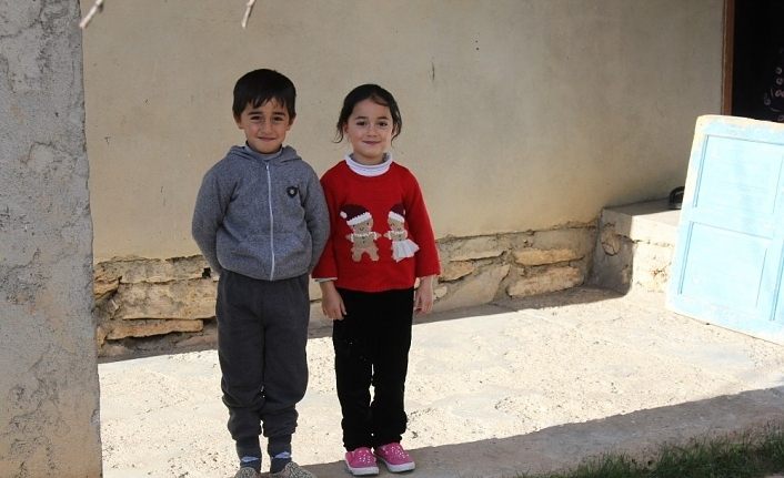 Babaları cezaevinde olan ikizlere doğum günü sürprizi