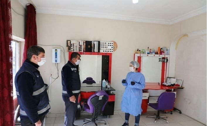 Gürpınar’da berber ve kuaförler dezenfekte edildi