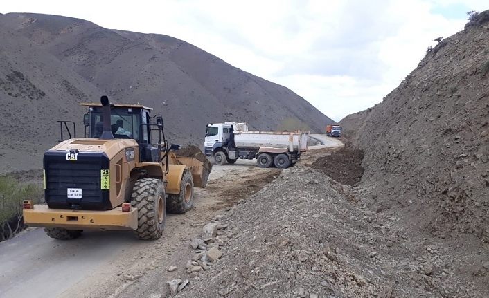 Gürpınar’da yol yapım çalışmaları sürüyor