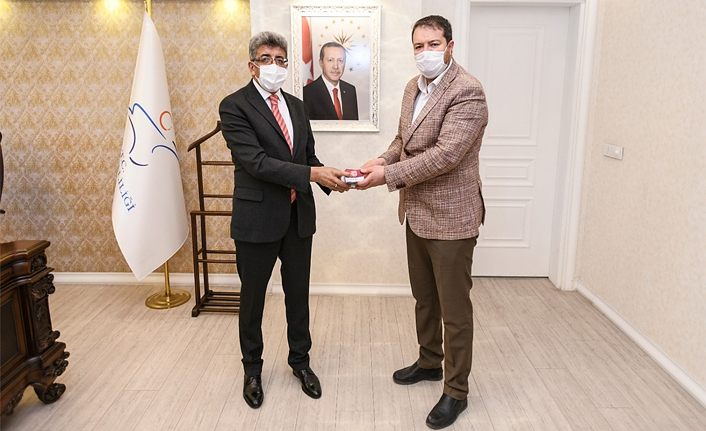 Memur Sen Van İl Başkanı Uca Vali Bilmez’e 11 Bin 50 lira tutarında 131 kart teslim etti