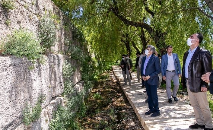 Vali Bilmez, Van Kalesi ve Akdamar Adası’nda incelemede bulundu