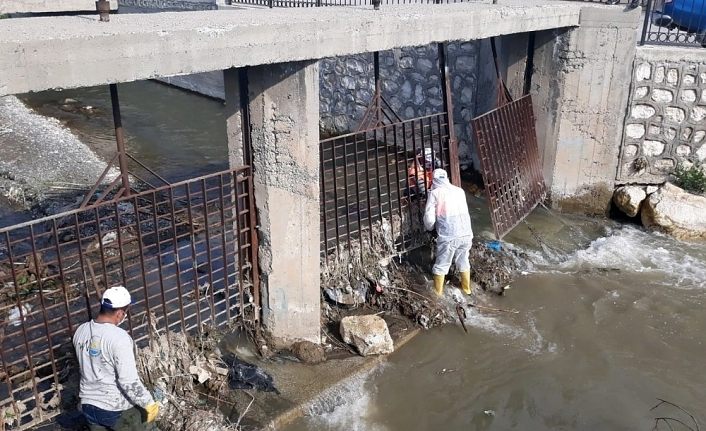 Van Büyükşehir Belediyesinden dere ve mazgal temizliği