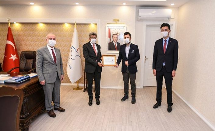 Van Valisi Bimez’den Edremit Ulucami İmam Hatibi Sizcan’a başarı belgesi 