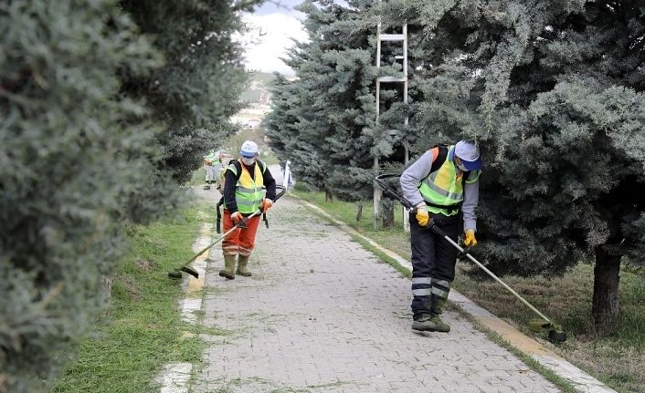 Van’da mezarlıklarda bahar temizliği