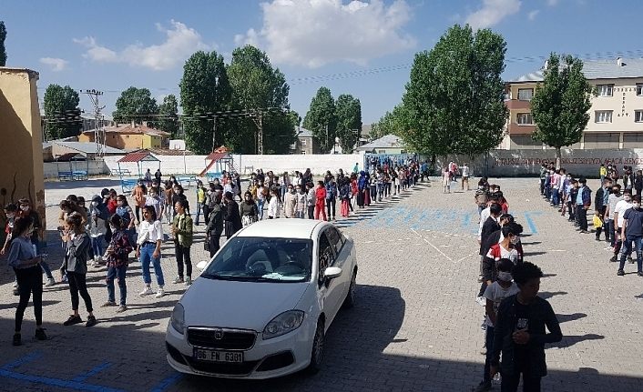 Çaldıran belediyesi, LGS’ye girecek olan öğrencilere servis hizmeti
