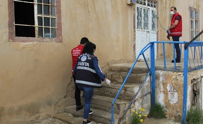 Cumhurbaşkanlığınca gönderilen hediye paketleri Van'da vatandaşlara ulaştırıldı